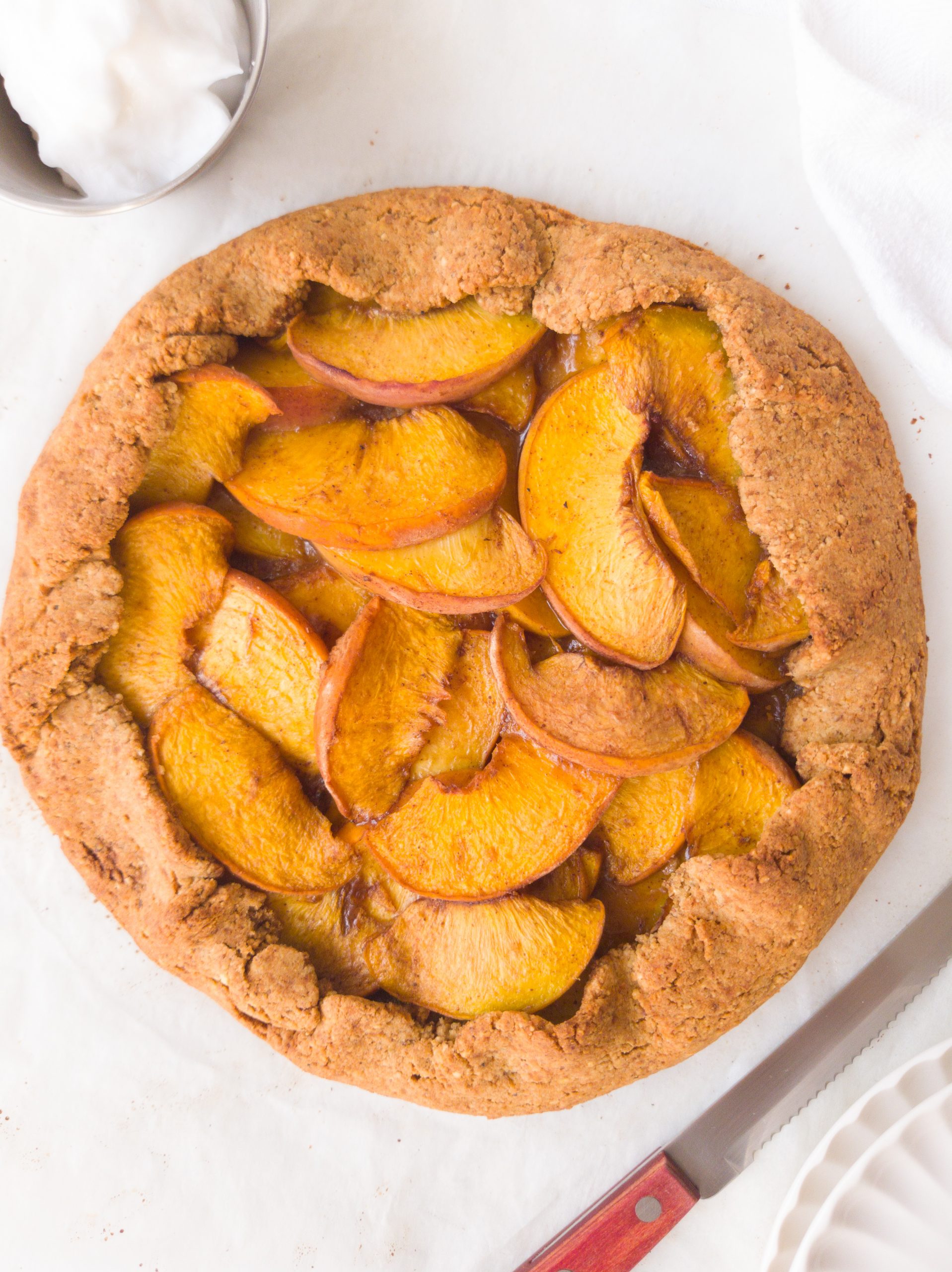 Galette de melocotón sin gluten recién horneada