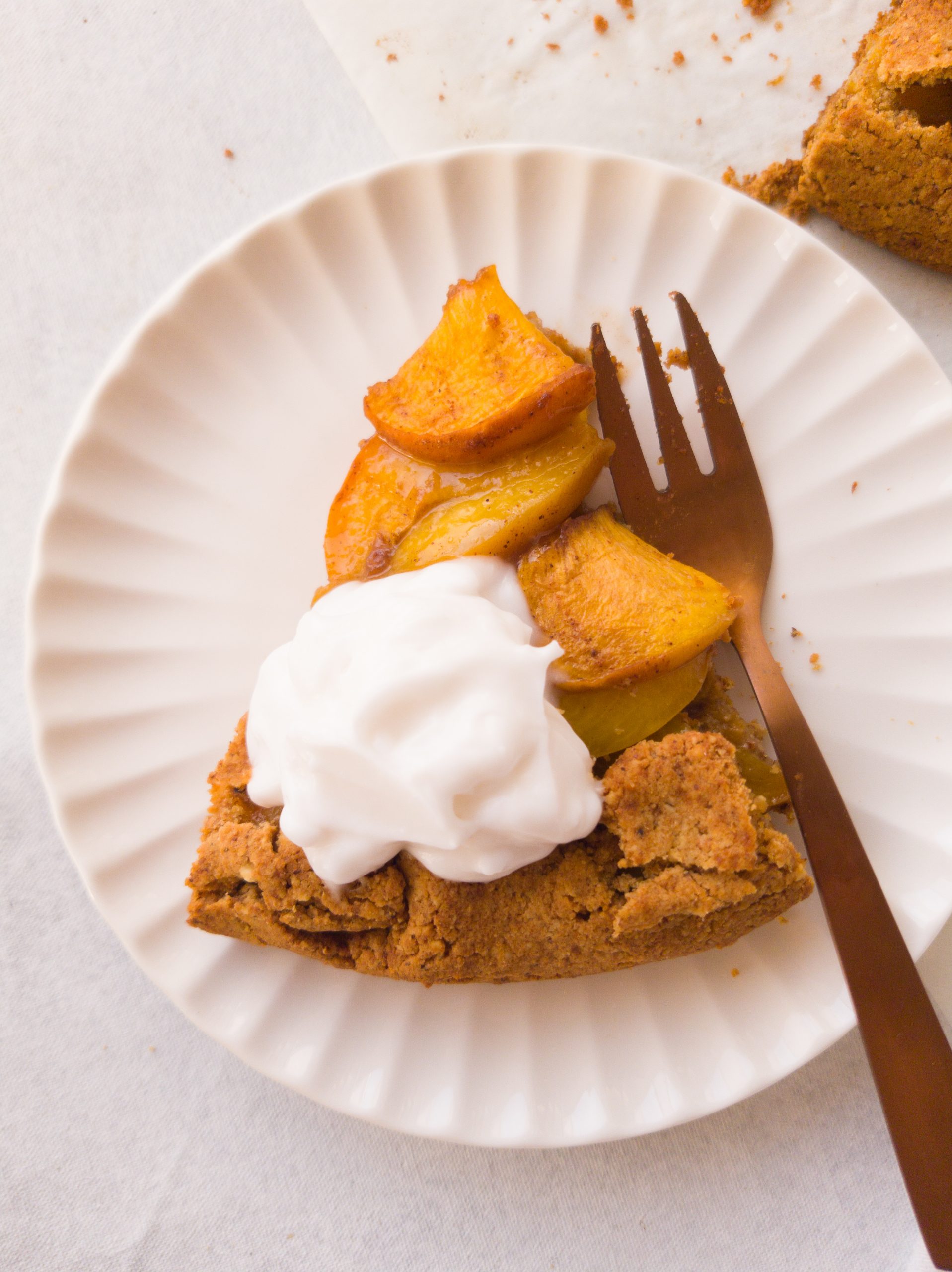 Close-up de la porción de galette servida con una bola de yogurt de coco congelado