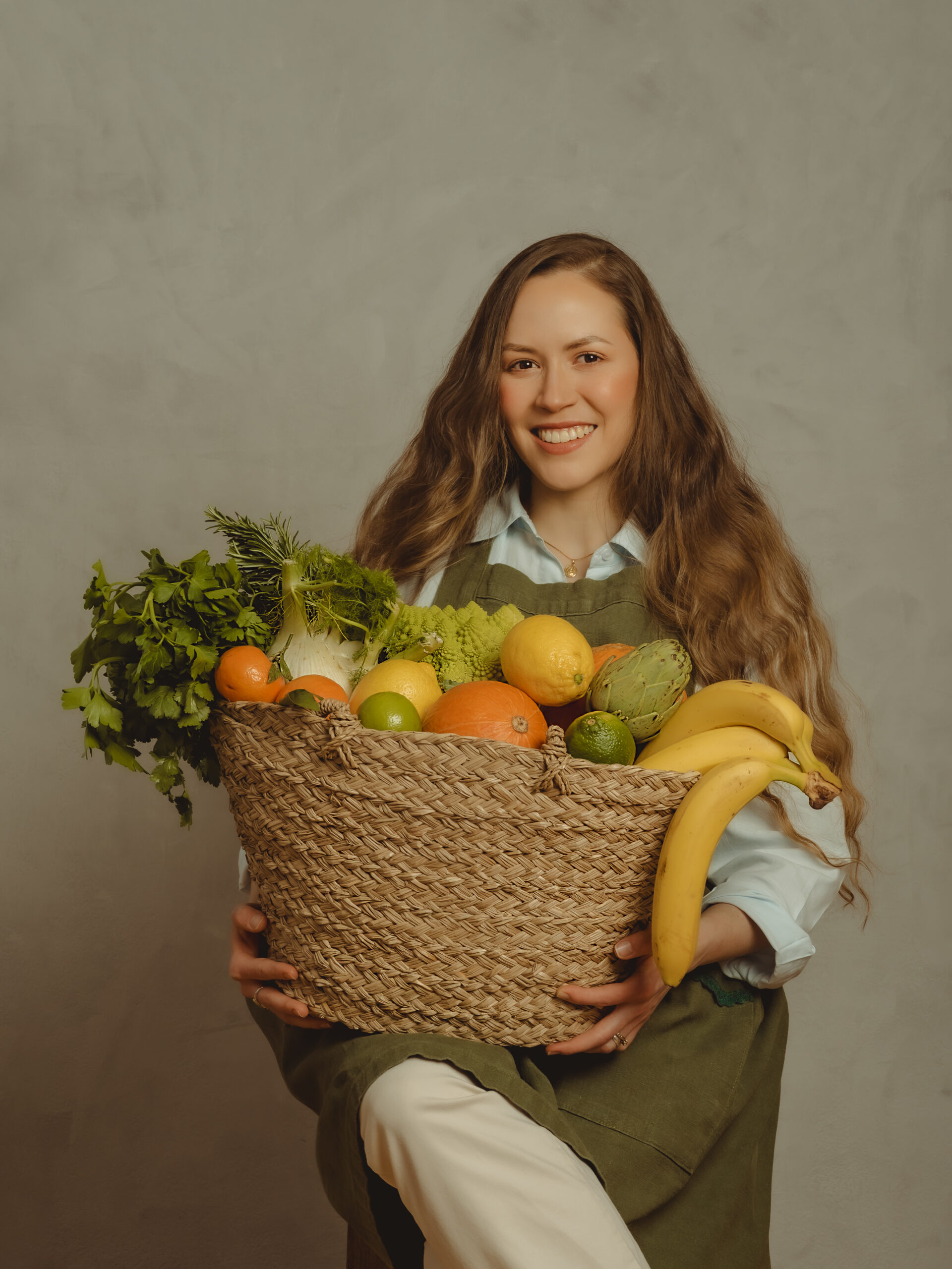 Lauu sosteniendo una cesta llena de frutas y verduras