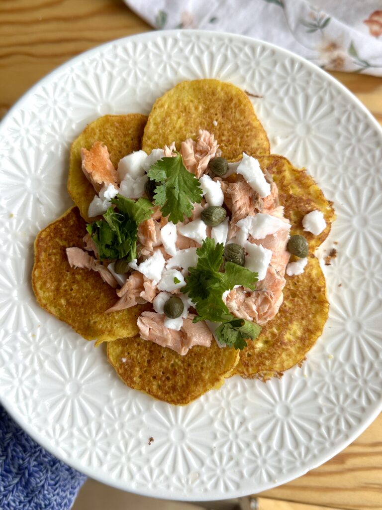 Cachapas venezolanas con salmón, queso feta, alcaparras y cilantro fresco