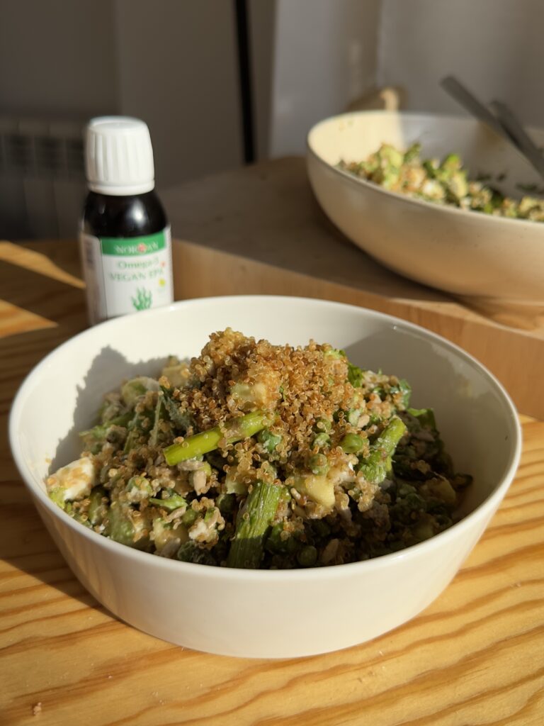 Ensalada con quinoa crispy y aceite de omega-3 vegano NORSAN