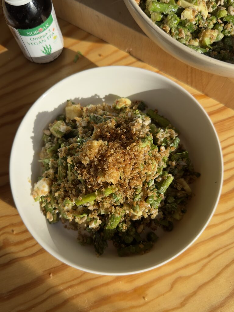 Vista cenital de ensalada verde con quinoa crujiente al horno