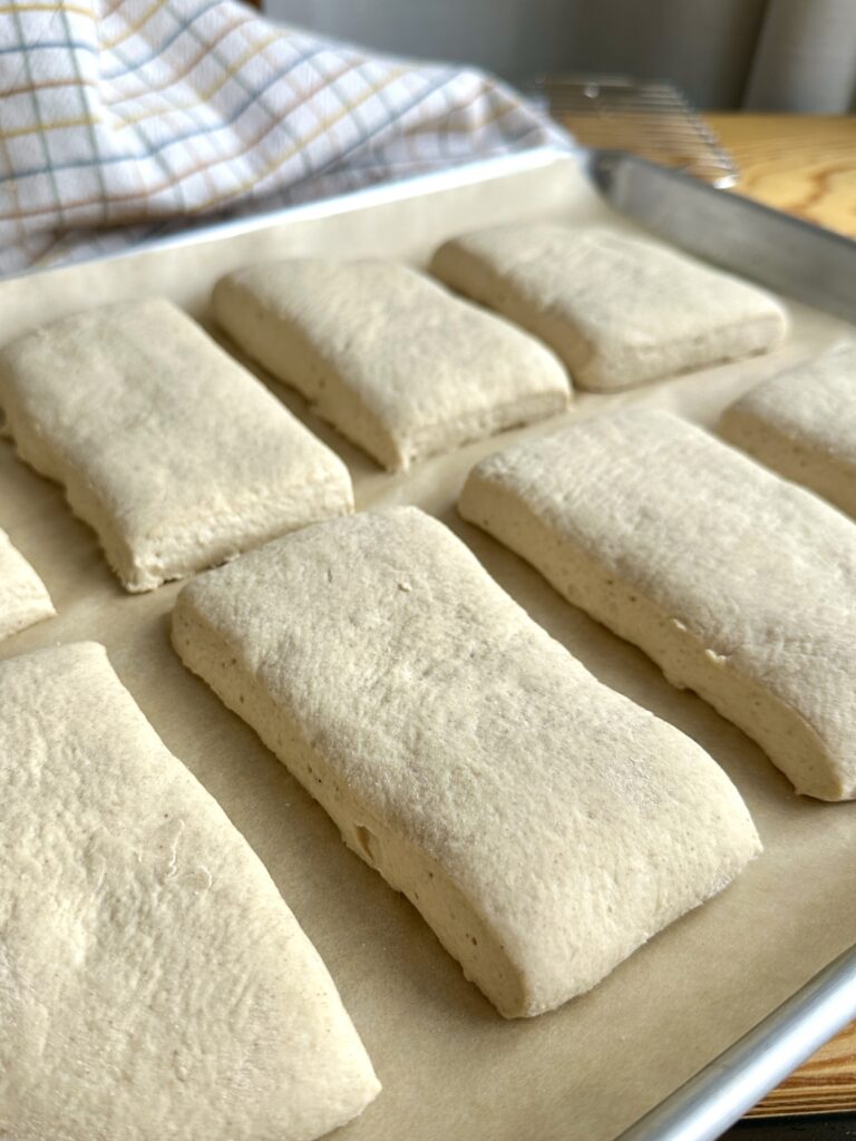 Porciones de masa de ciabatta sin gluten de trigo sarraceno reposando antes de hornear